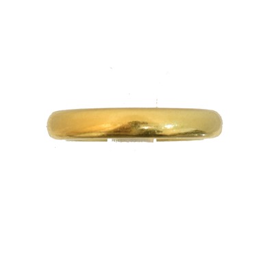 Lot 141 - A 22ct gold band ring