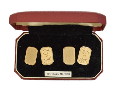 Lot 95 - A pair of 9ct gold cufflinks