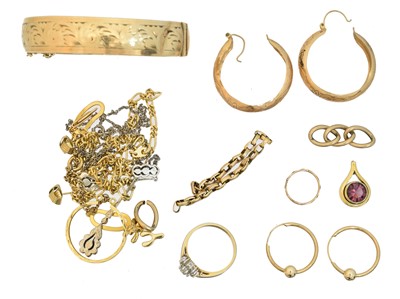 Lot 107 - A selection of yellow metal and gold jewellery
