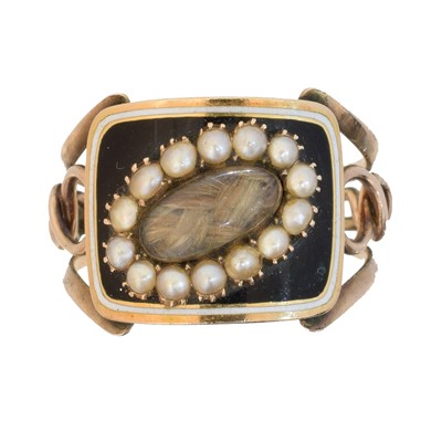 Lot 170 - A Georgian enamel and split pearl mourning ring
