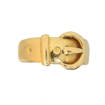 Lot 131 - An early 20th century 18ct gold buckle ring