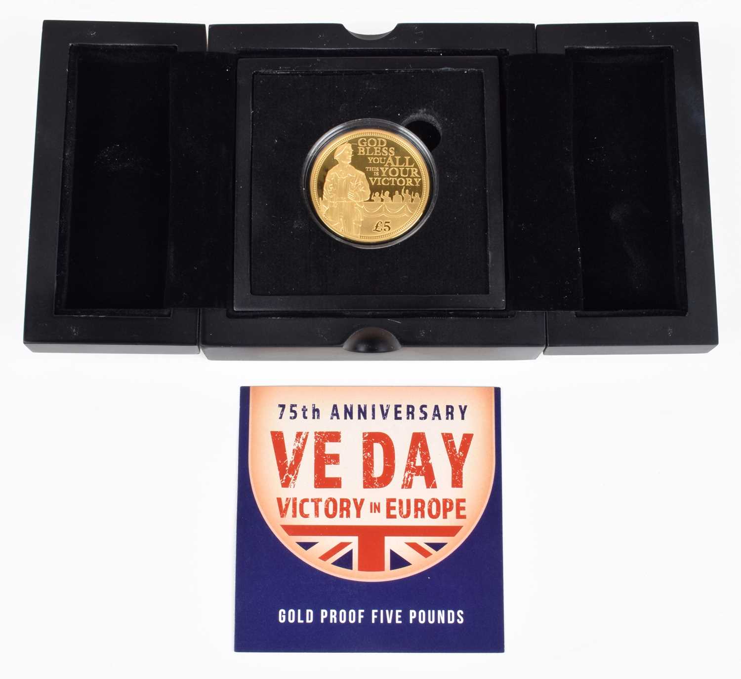 Lot Queen Elizabeth II, Five Pounds, Guernsey Gold Proof Coin, 2020, 75th Anniversary VE Day.