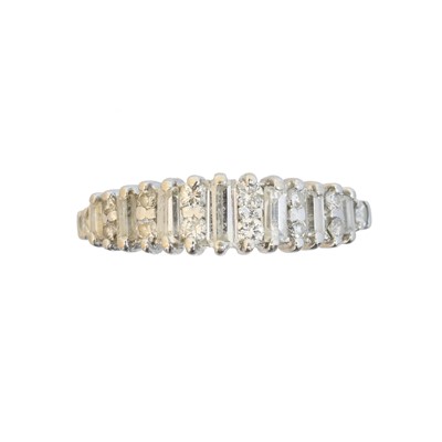 Lot 168 - A diamond dress ring