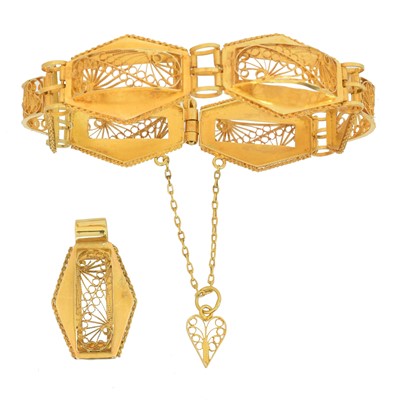 Lot 16 - A filigree bracelet and pendant