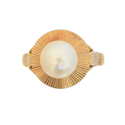 Lot 55 - A cultured pearl dress ring