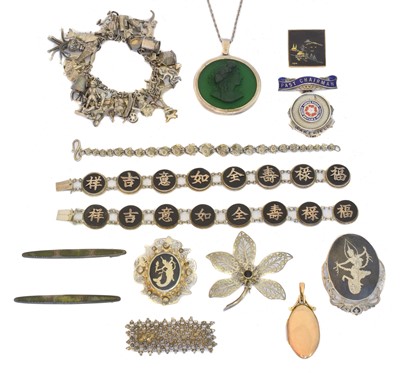 Lot 111 - A selection of jewellery