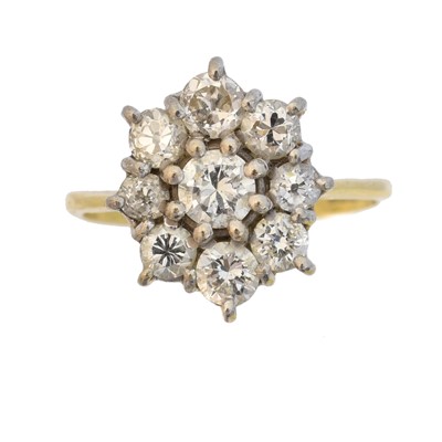 Lot 129 - An 18ct gold diamond cluster ring