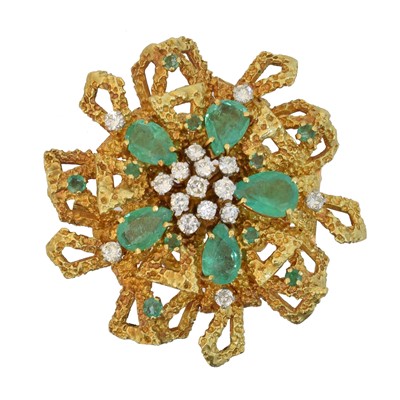 Lot 20 - A 1970s French emerald and diamond brooch