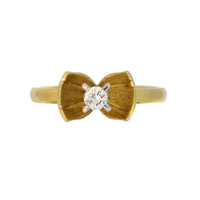 Lot 125 - An 18ct gold diamond dress ring