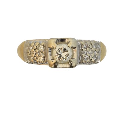 Lot 160 - An 18ct gold diamond dress ring