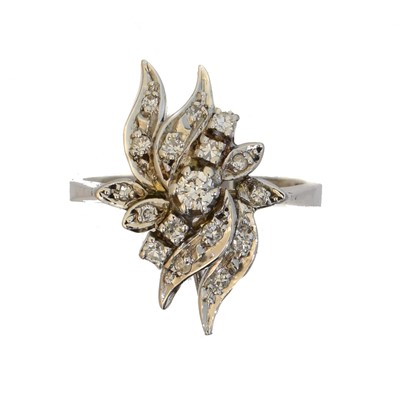 Lot 166 - A diamond cluster ring