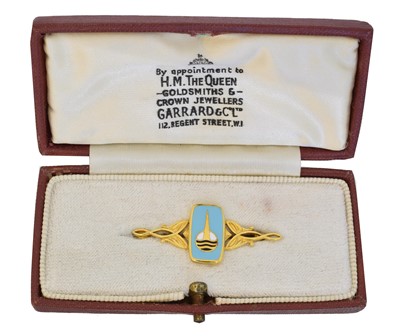 Lot 26 - A 9ct gold Garrard enamel brooch