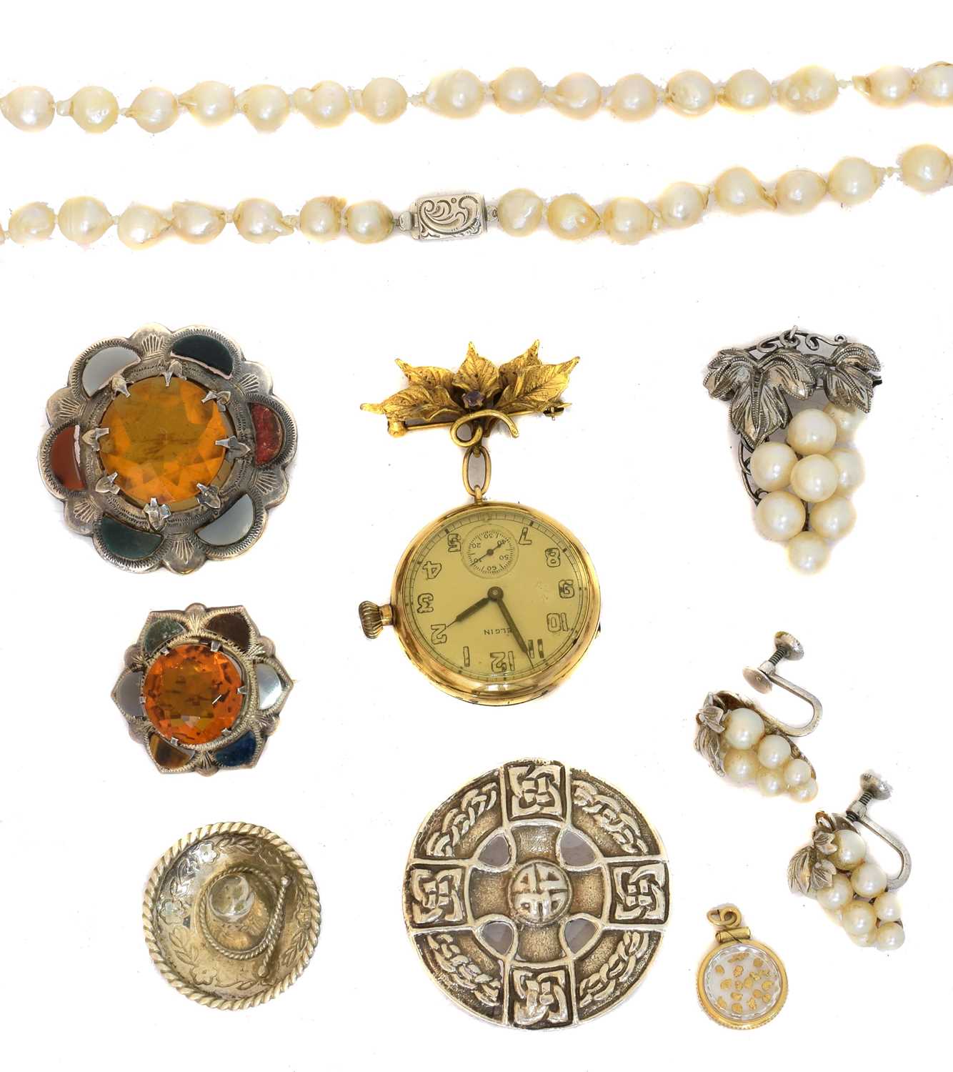 Lot 124 - A selection of silver and white metal jewellery