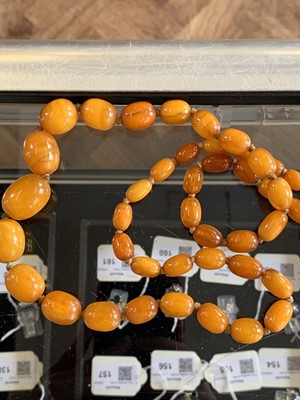 Lot 97 - A butterscotch amber necklace