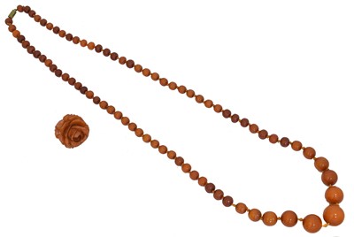 Lot 96 - An amber necklace
