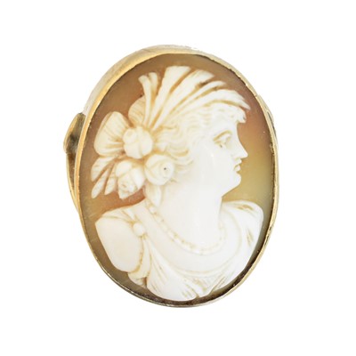 Lot 63 - A shell cameo ring