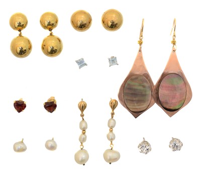 Lot 25 - A selection of earrings