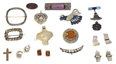 Lot 102 - A selection of silver and white metal jewellery