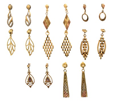 Lot 26 - A selection of earrings