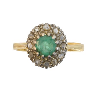 Lot 143 - An emerald and diamond cluster ring