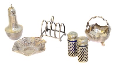 Lot 175 - A selection of silver and silver plate