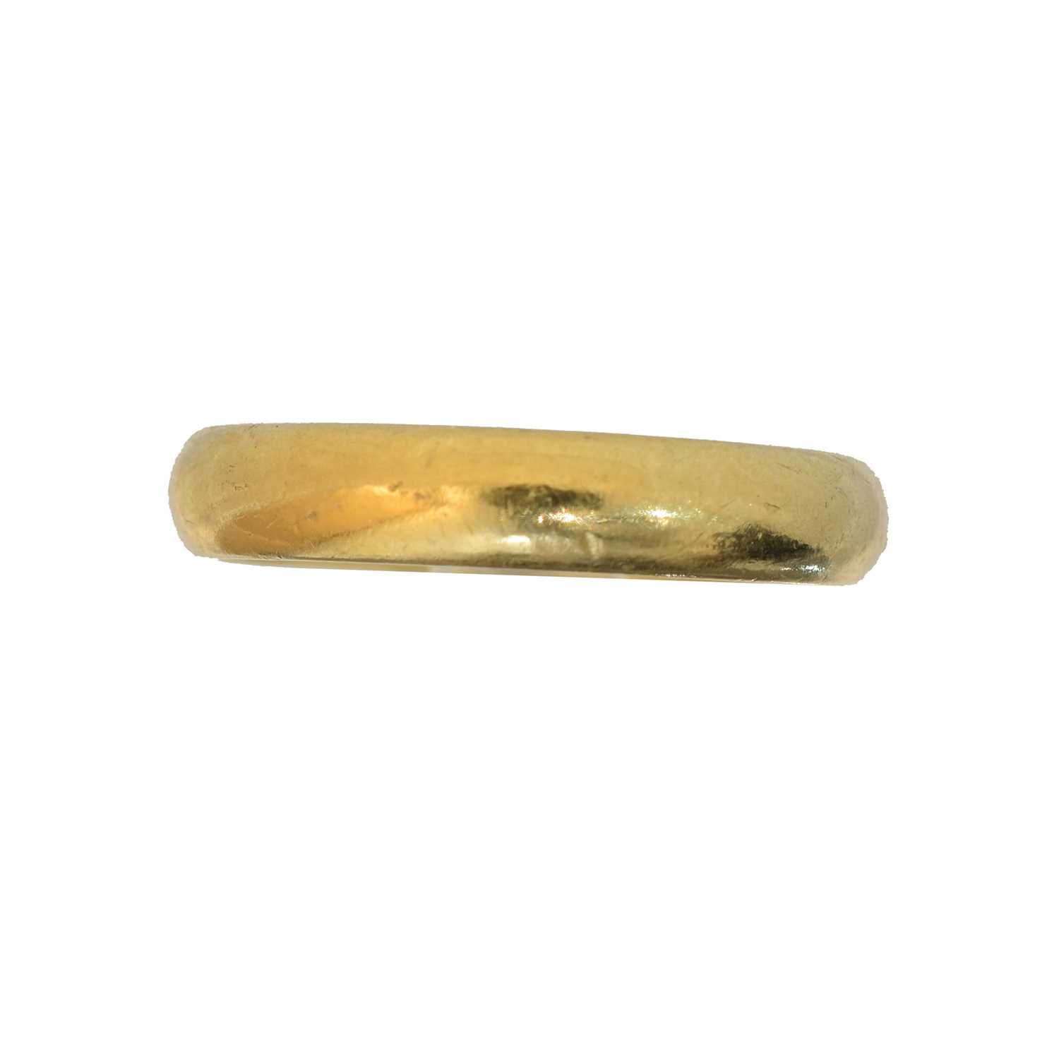 Lot 48 - An 18ct gold band ring