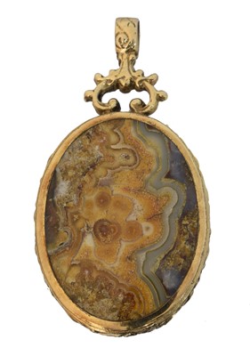 Lot 81 - A 9ct gold agate pendant