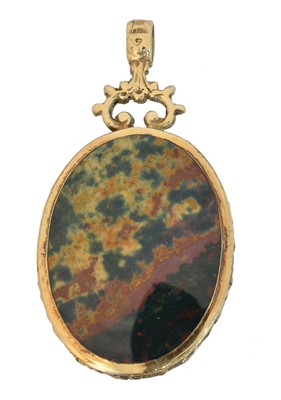 Lot 81 - A 9ct gold agate pendant