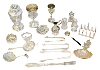 Lot 107 - A selection of silver
