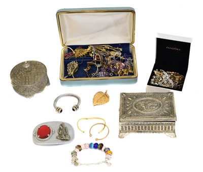 Lot 110 - A selection of costume jewellery