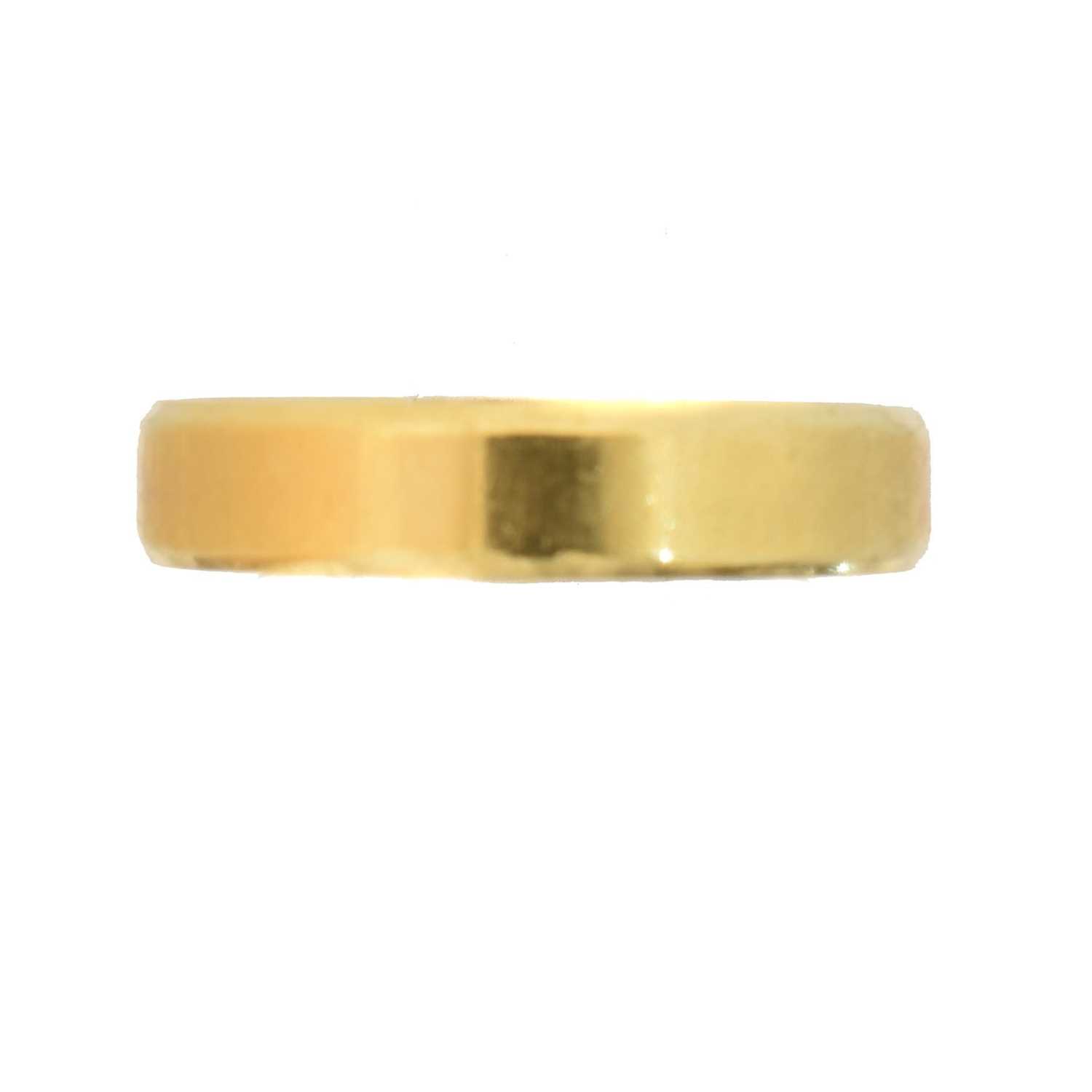 Lot 47 - An 18ct gold band ring