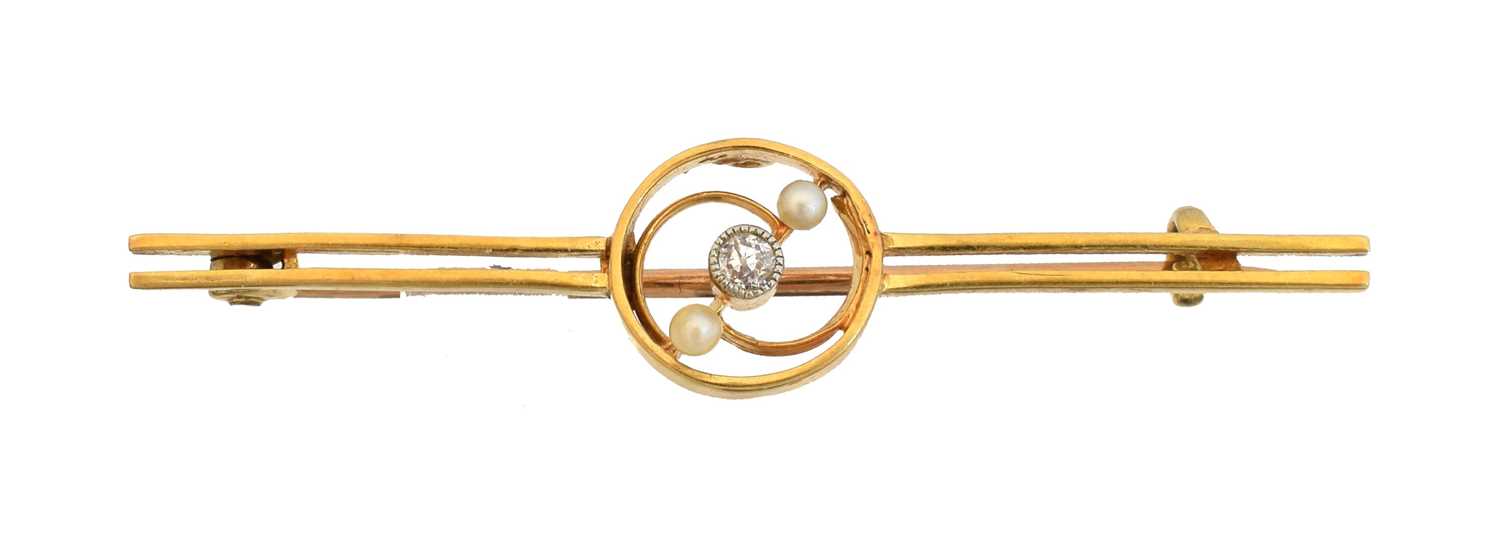 Lot 17 - An early 20th century diamond and pearl brooch