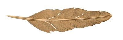 Lot 35 - A 9ct gold feather brooch