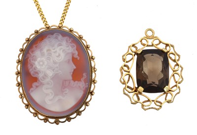 Lot 31 - Two 9ct gold pendants