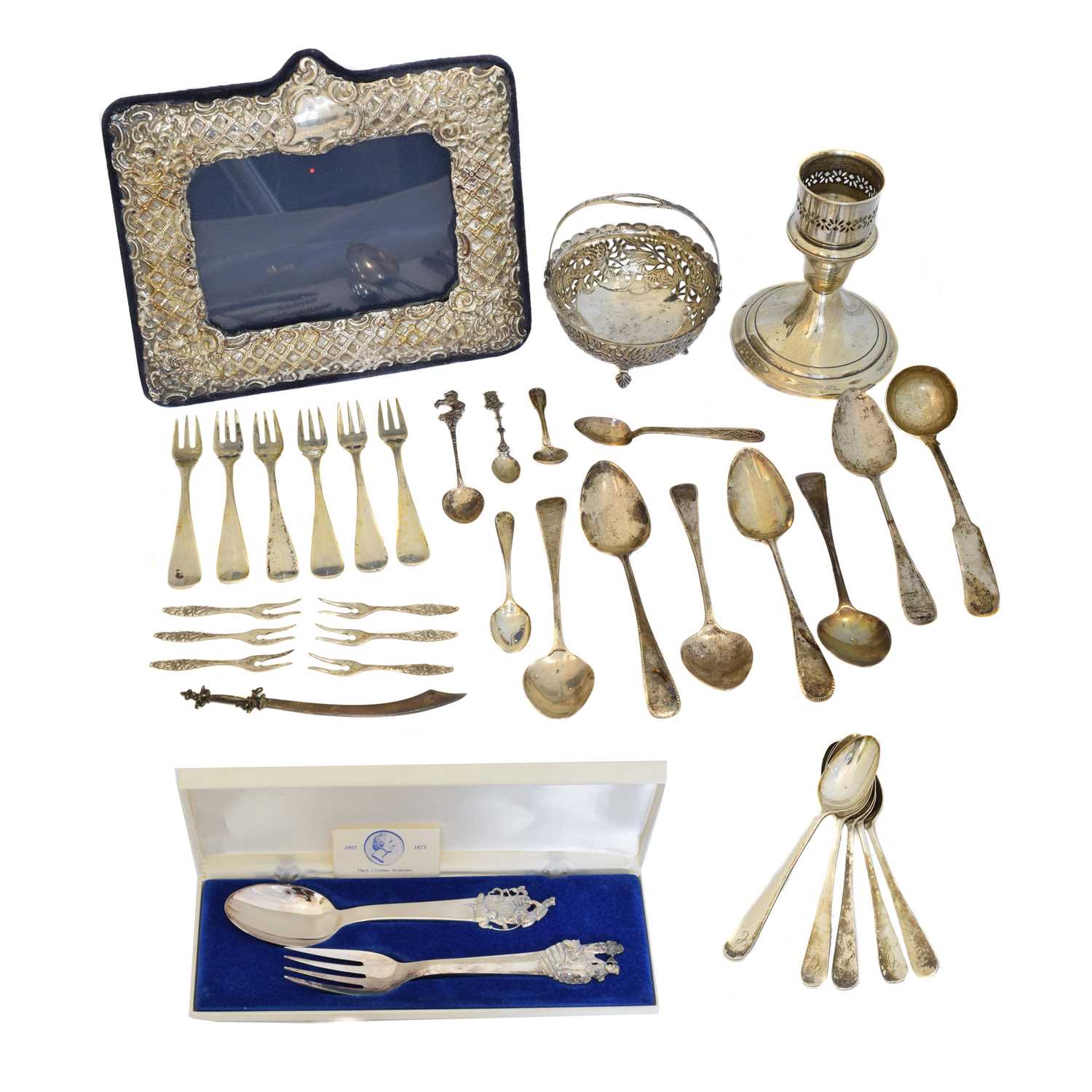 Lot 129 - A selection of silver and white metal items