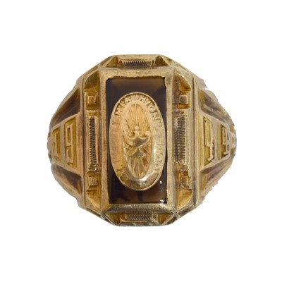 Lot 55 - An American gold onyx college ring