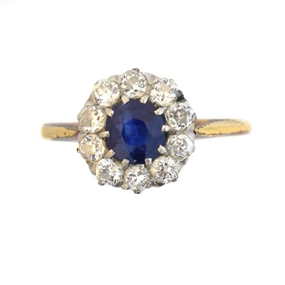 Lot 153 - An 18ct gold sapphire and diamond cluster ring