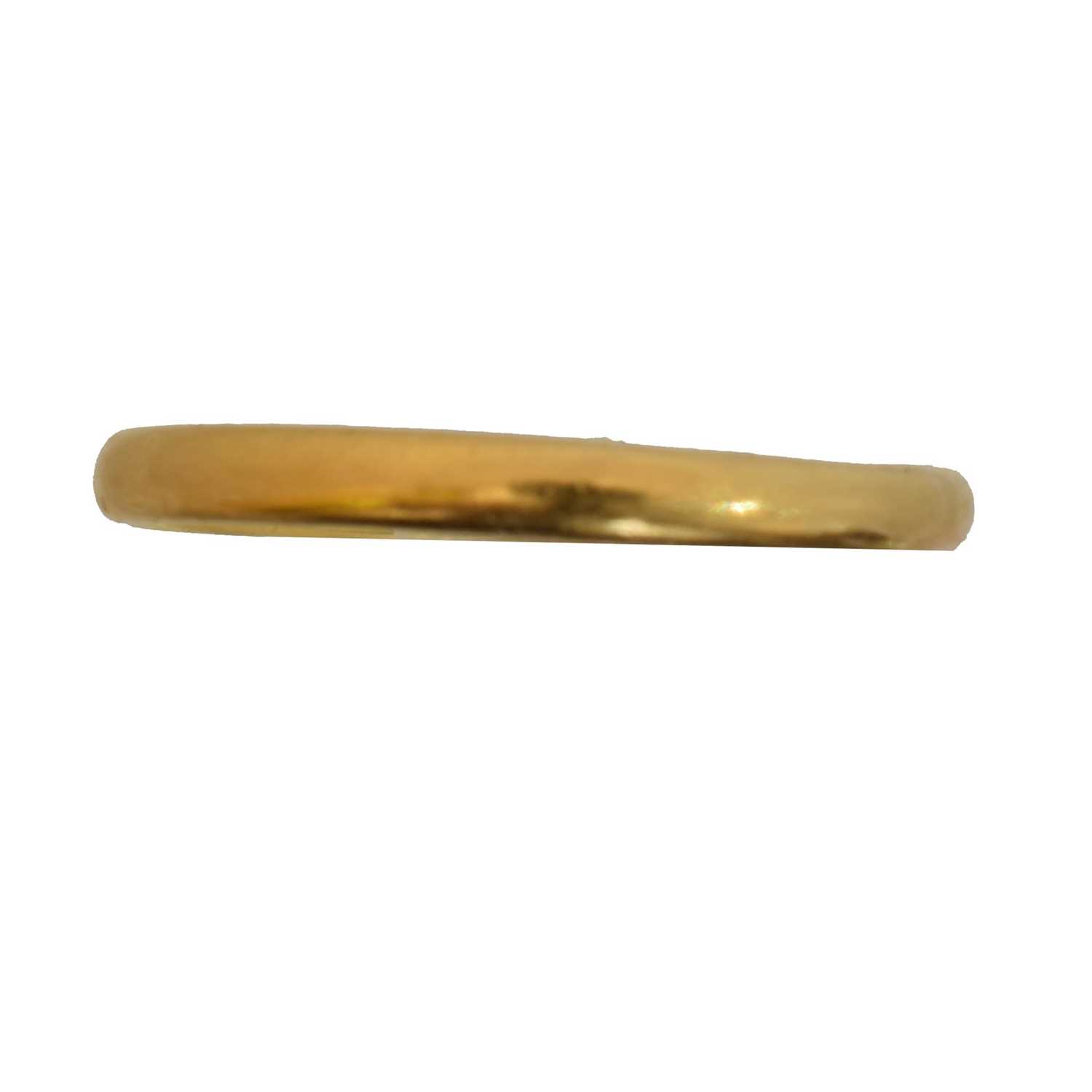 Lot 49 - A 22ct gold band ring