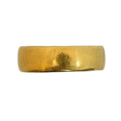 Lot 46 - A band ring