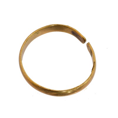 Lot 52 - A band ring