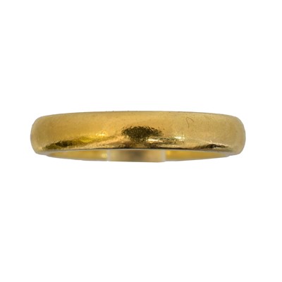 Lot 51 - A 22ct gold band ring