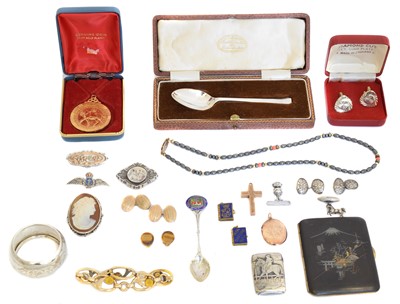Lot 107 - A selection of silver and gold plated jewellery