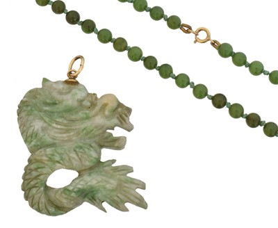 Lot 38 - A selection of jade jewellery