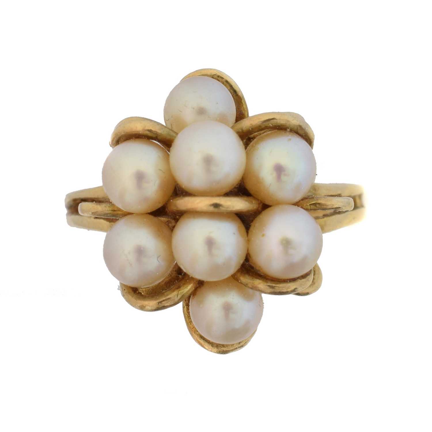 Lot 57 - A 9ct gold cultured pearl cluster ring