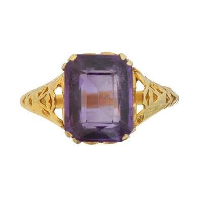 Lot 164 - A 14ct gold synthetic colour change sapphire dress ring