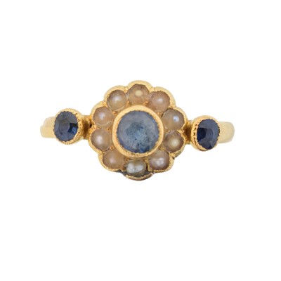 Lot 156 - An early 20th century 18ct gold sapphire and split pearl cluster ring