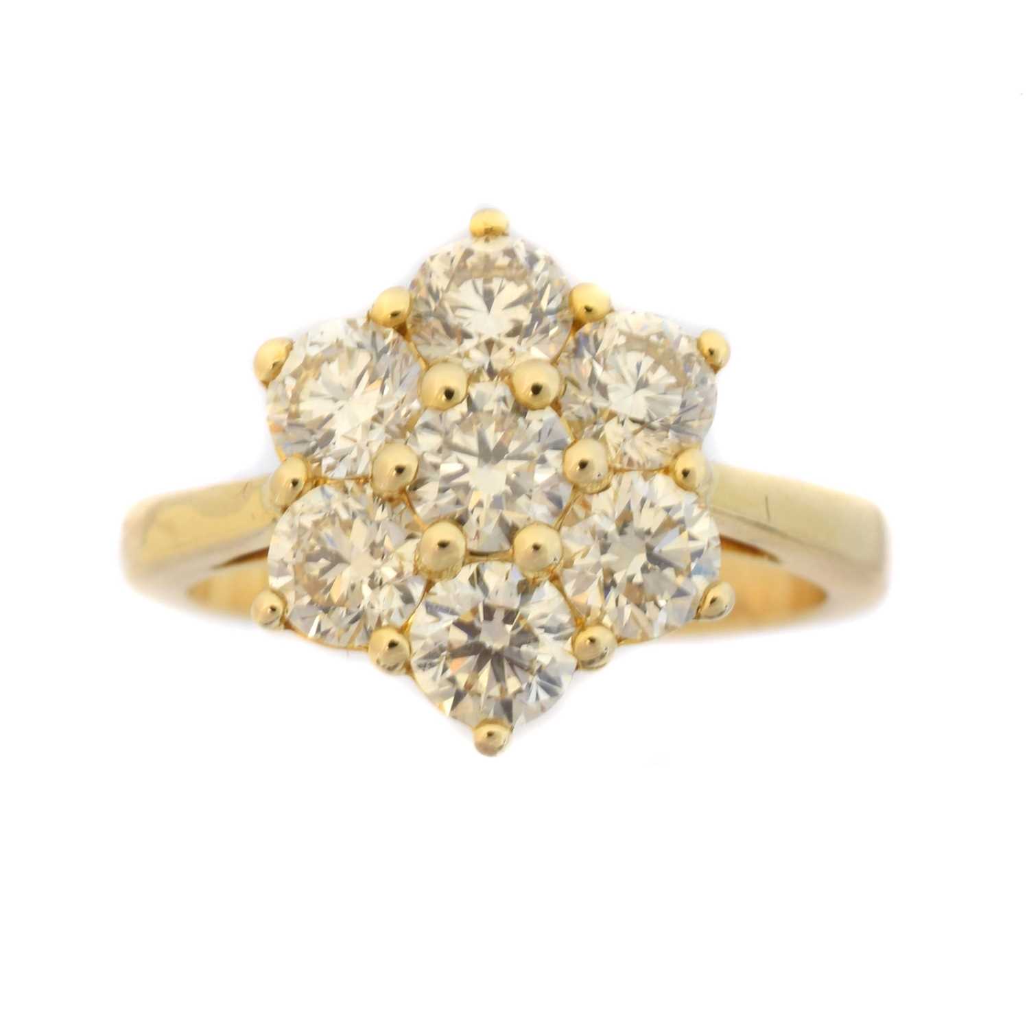 Lot 130 - A diamond cluster ring