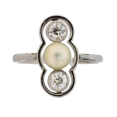 Lot 162 - A pearl and diamond dress ring