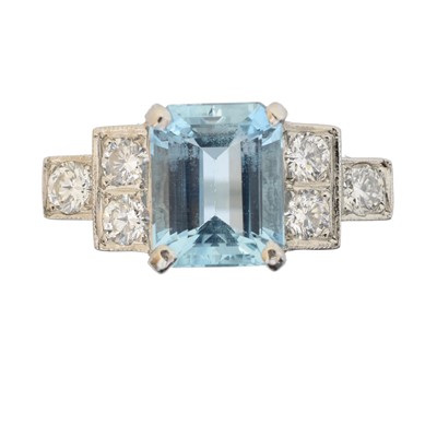 Lot 150 - An aquamarine and diamond dress ring