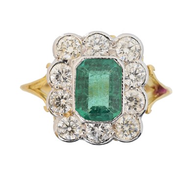 Lot 138 - An emerald and diamond cluster ring
